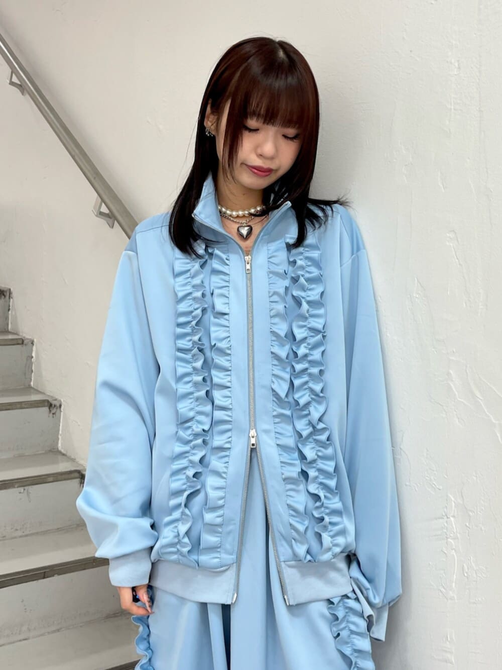 ブルー系のジャージ、ブルー系のその他パンツ、ブラック系のローファーを着用したレディースの冬コーディネートの5枚目の写真