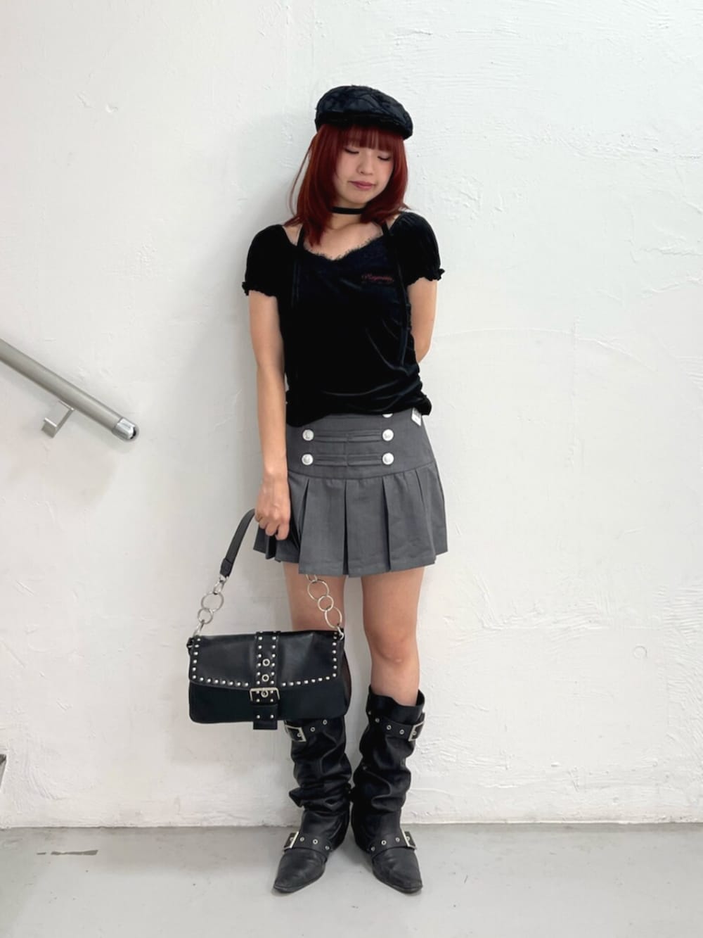 ブラック系のブーツ、ブラック系のハンドバッグ、ブラック系のTシャツ/カットソーを着用したレディースの夏コーディネートの2枚目の写真