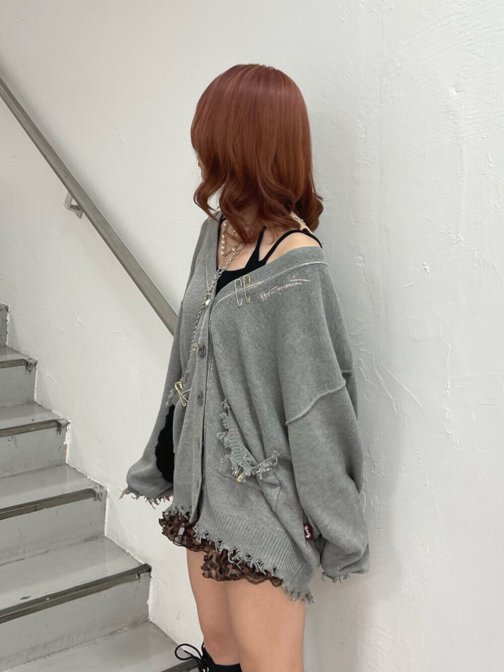 ブラウン系のその他パンツ、ブラック系のブーツ、グレー系のカーディガン/ボレロを着用したレディースの秋コーディネートの6枚目の写真
