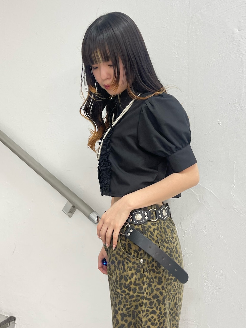 ブラウン系のその他パンツ、ブラック系のシャツ/ブラウス、ブラック系のパンプスを着用したレディースの夏コーディネートの5枚目の写真