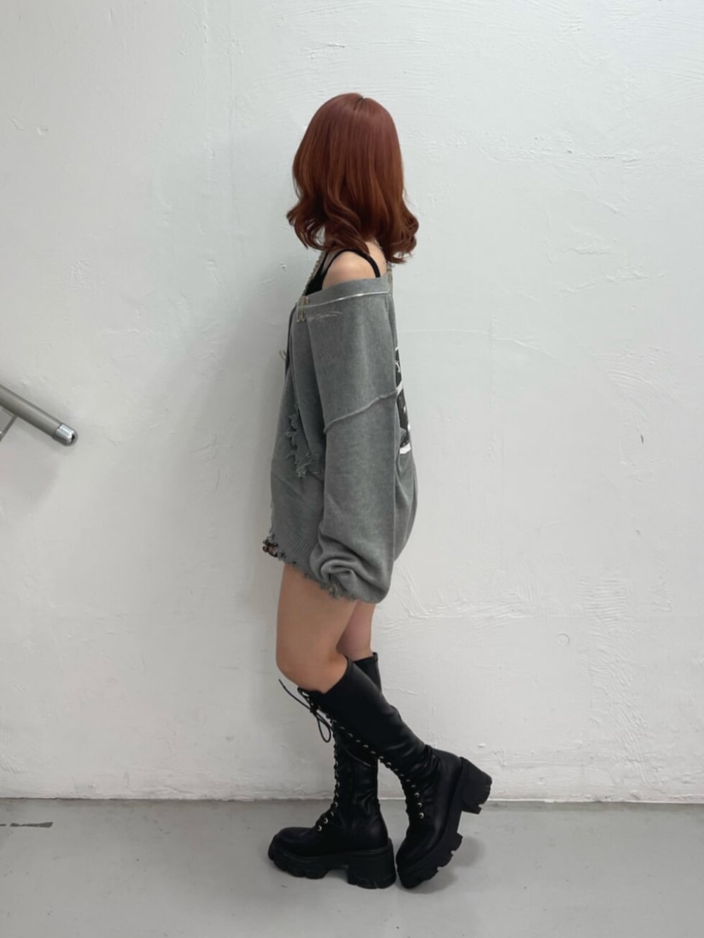 ブラウン系のその他パンツ、ブラック系のブーツ、グレー系のカーディガン/ボレロを着用したレディースの秋コーディネートの3枚目の写真