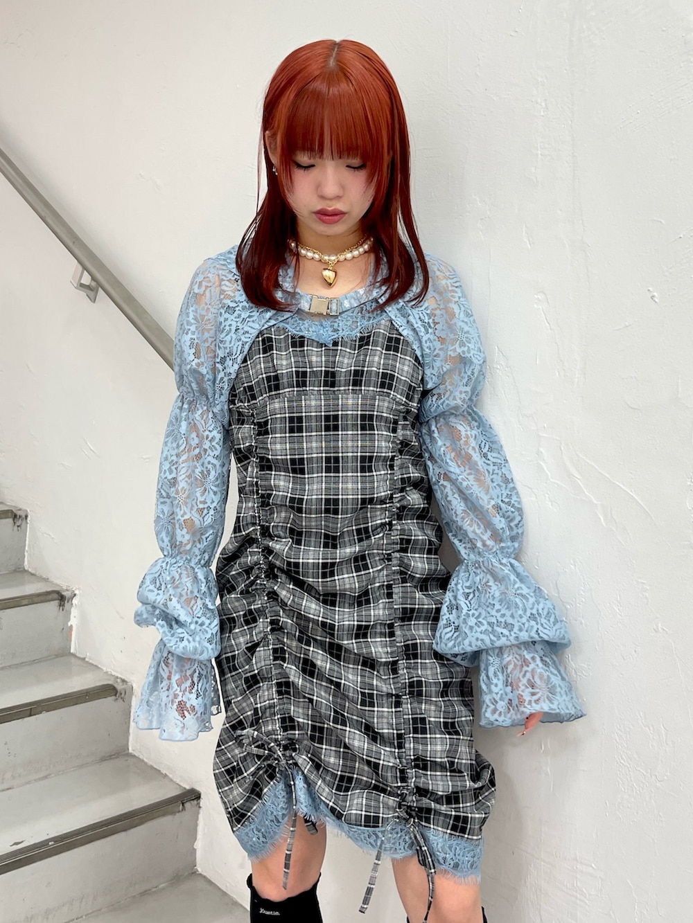 ブルー系のカーディガン/ボレロ、ブラック系のローファー、ブラック系のワンピースを着用したレディースの春コーディネートの5枚目の写真