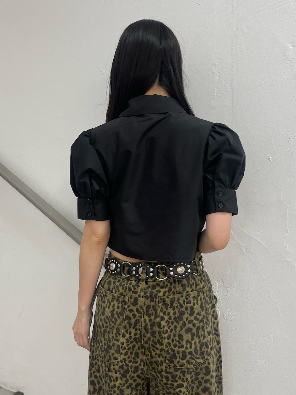 ブラウン系のその他パンツ、ブラック系のシャツ/ブラウス、ブラック系のパンプスを着用したレディースの夏コーディネートの6枚目の写真