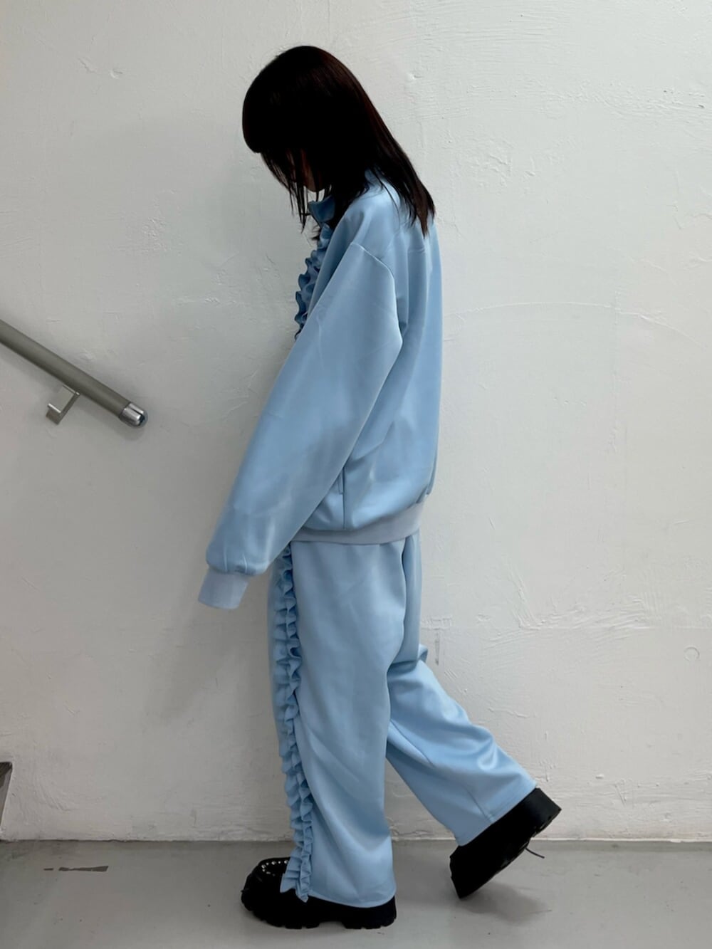 ブルー系のジャージ、ブルー系のその他パンツ、ブラック系のローファーを着用したレディースの冬コーディネートの3枚目の写真