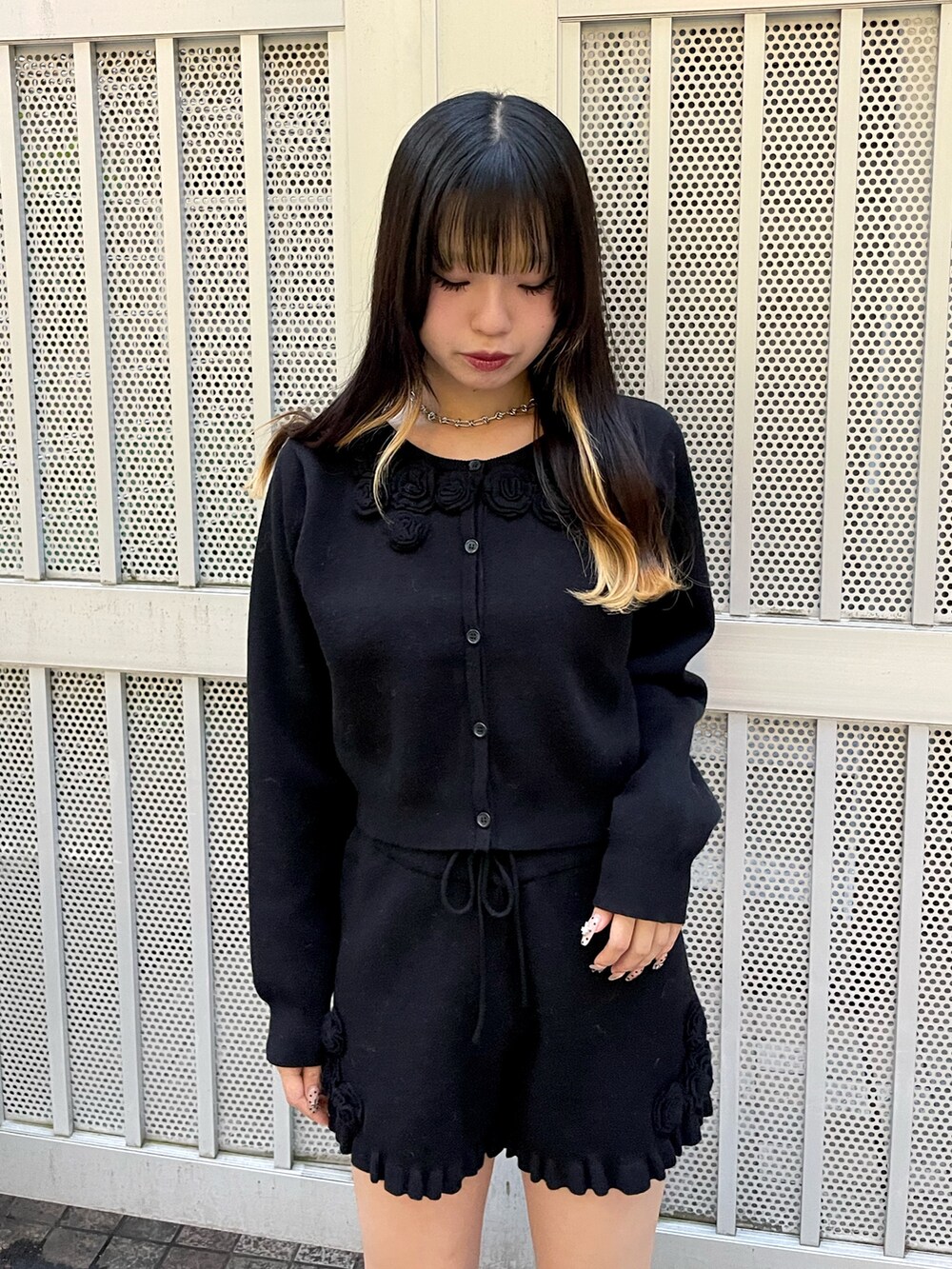 ブラック系のニット/セーター、ブラック系のその他パンツ、シルバー系のチョーカーを着用したレディースの秋コーディネートの4枚目の写真