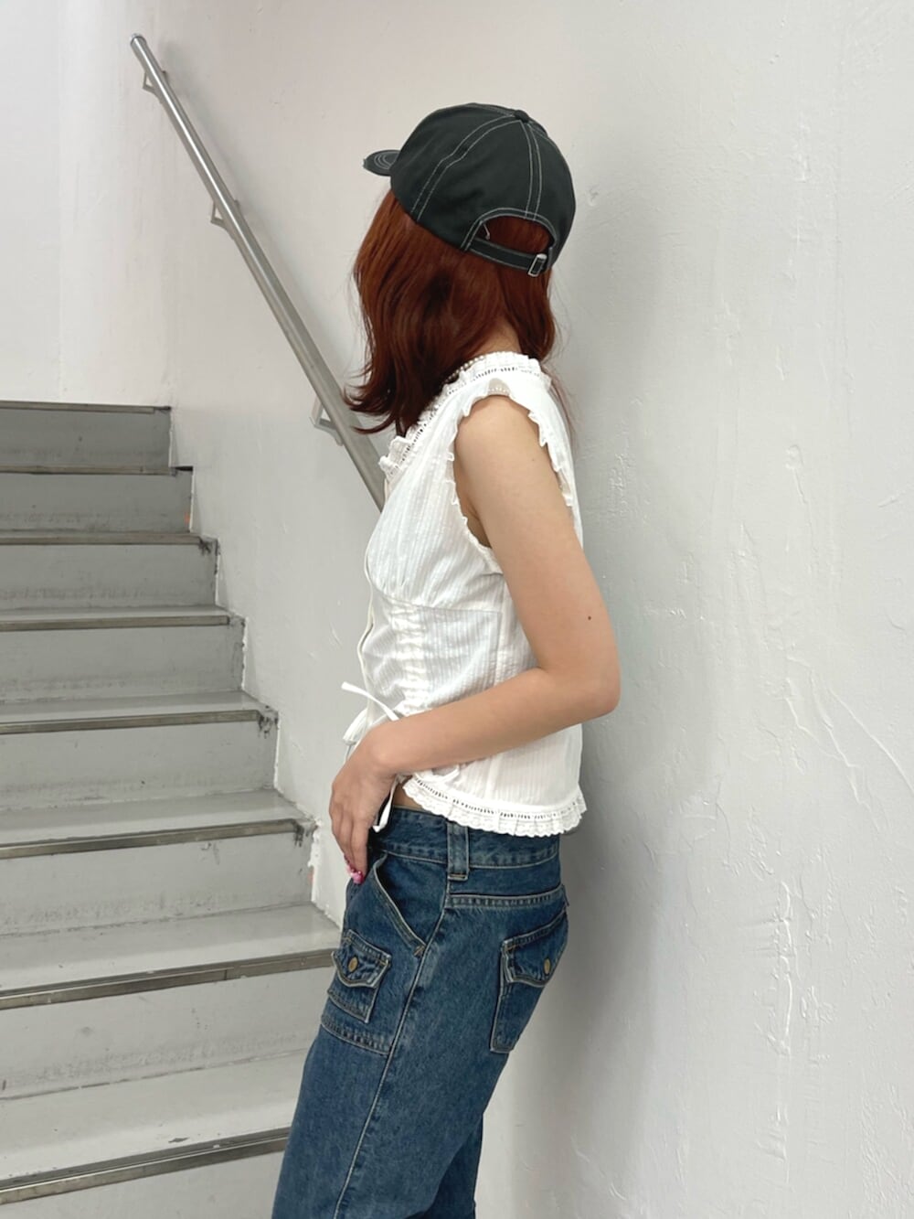ブラック系のパンプス、ブルー系のデニムパンツ、ホワイト系のシャツ/ブラウスを着用したレディースの夏コーディネートの6枚目の写真