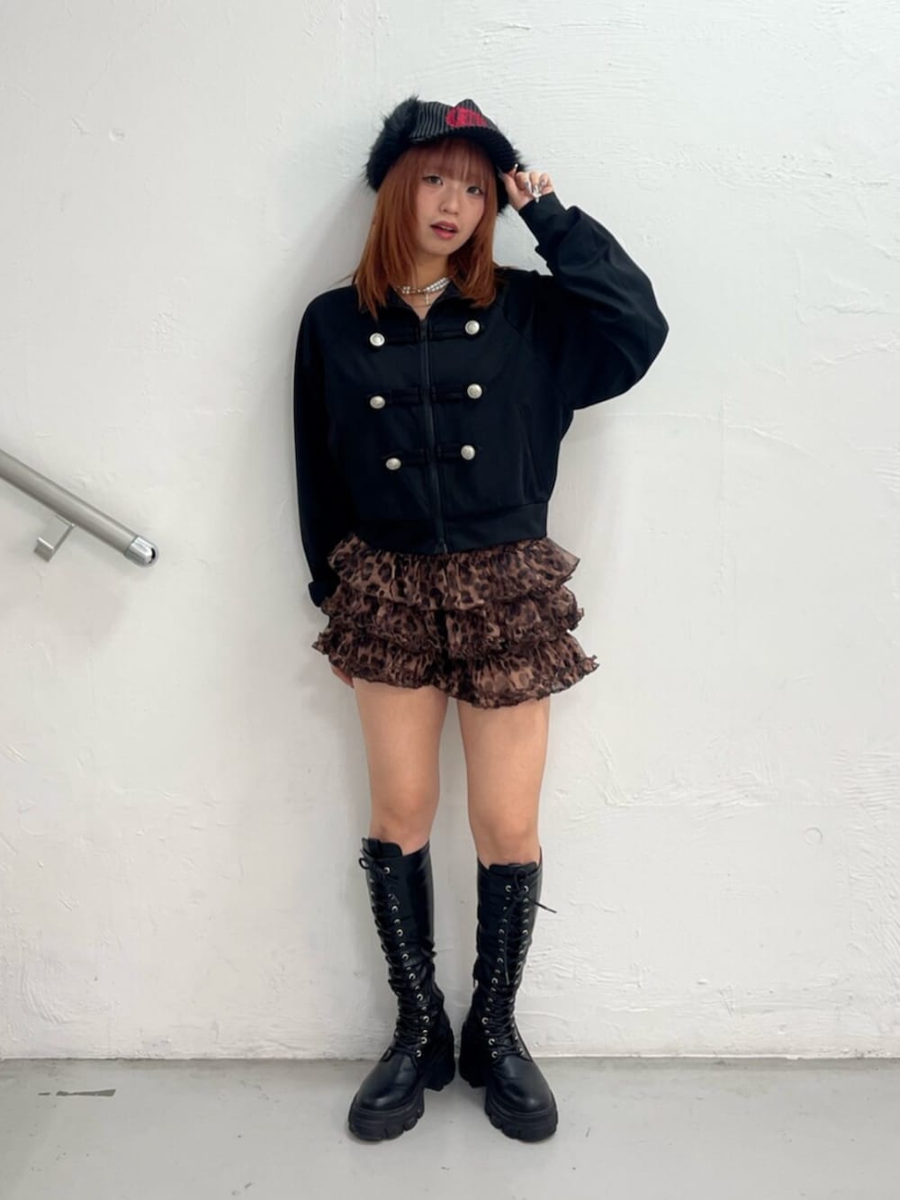 ブラウン系のその他パンツ、ブラック系のブーツ、ブラック系のその他アウターを着用したレディースの秋コーディネートの2枚目の写真