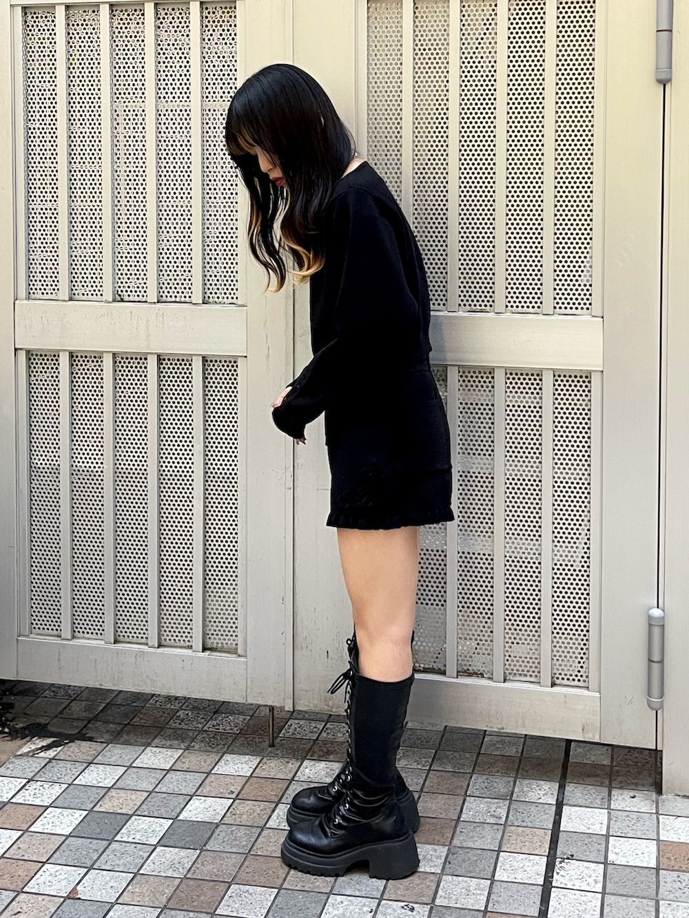 ブラック系のニット/セーター、ブラック系のその他パンツ、シルバー系のチョーカーを着用したレディースの秋コーディネートの2枚目の写真