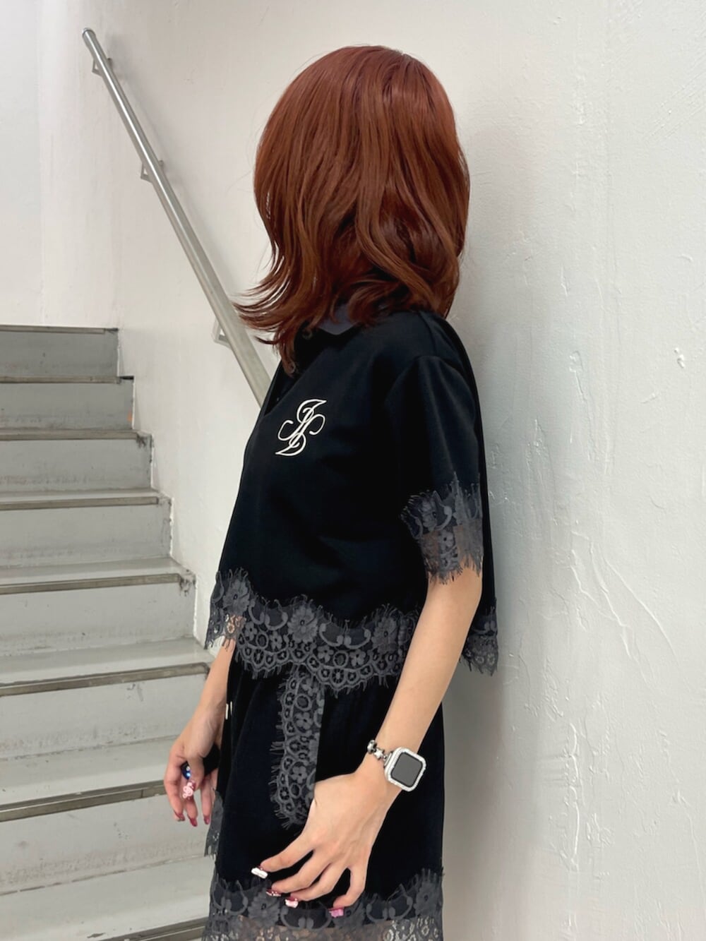 ブルー系のTシャツ/カットソー、ブルー系のその他パンツを着用したレディースの夏コーディネートの6枚目の写真