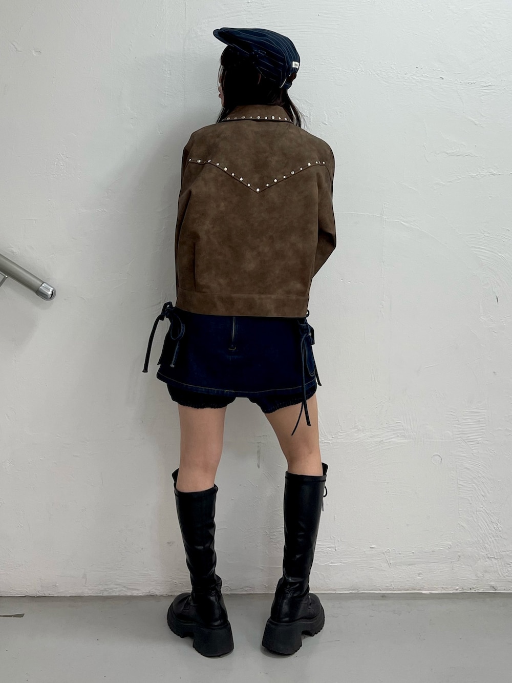 ブラウン系のブルゾン、ブルー系のデニムパンツ、ホワイト系のTシャツ/カットソーを着用したレディースの春コーディネートの4枚目の写真