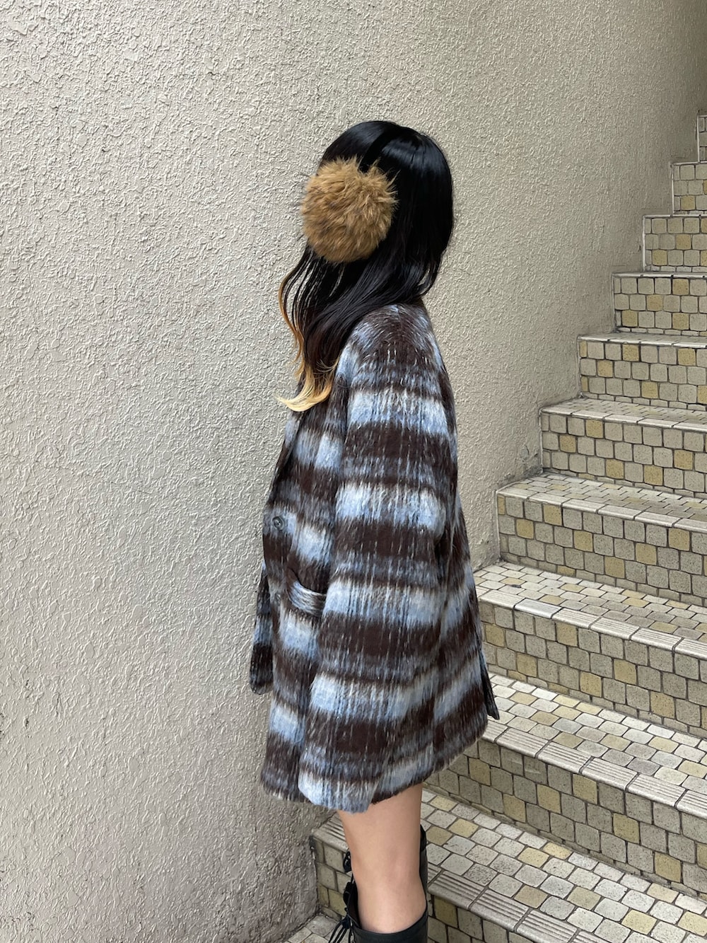 ブルー系のテーラードジャケット、ブラック系のニット/セーター、グレー系のその他パンツを着用したレディースの秋コーディネートの5枚目の写真