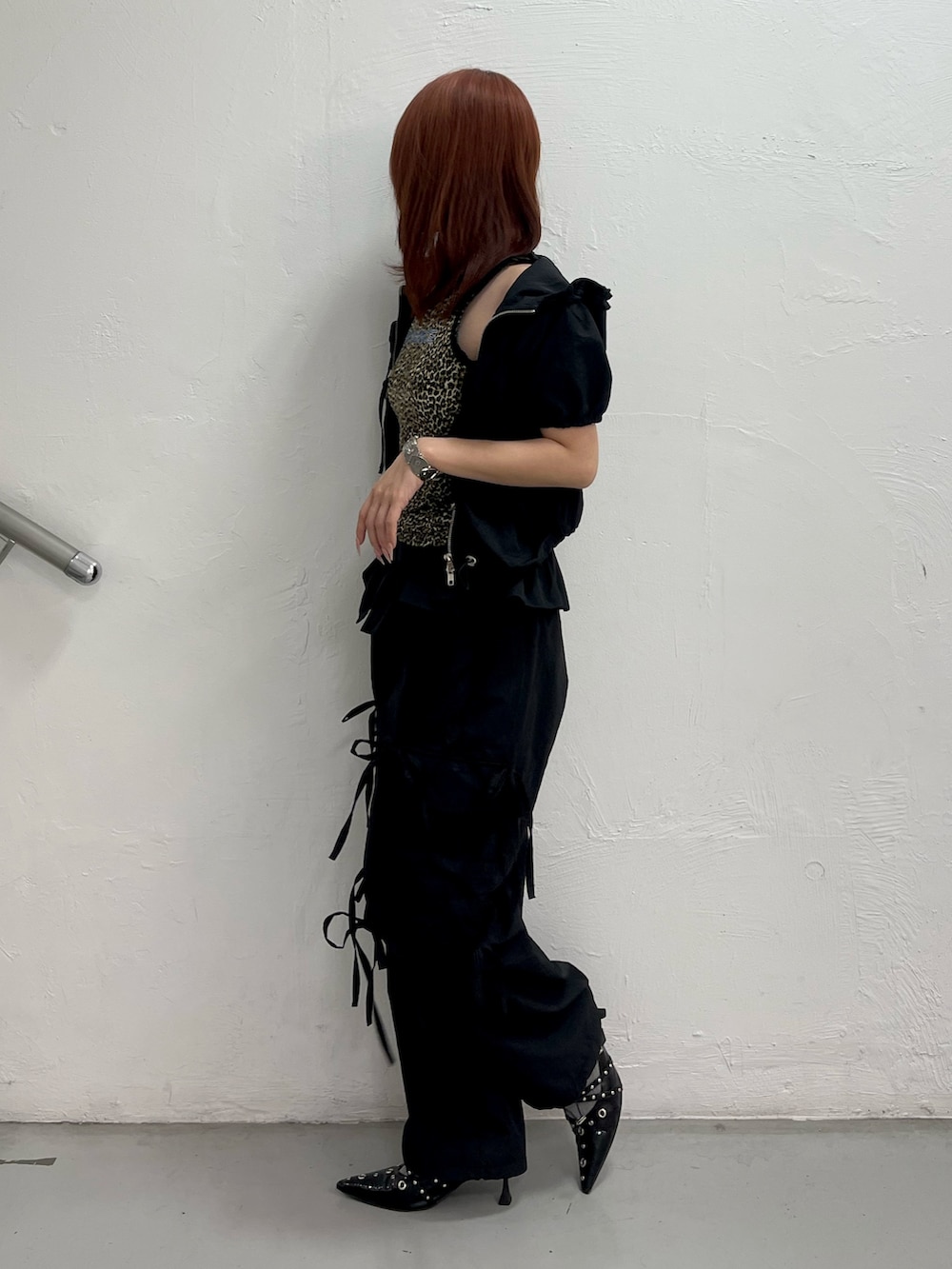 ブラウン系のタンクトップ、ブラック系のその他パンツ、ブラック系のその他トップスを着用したレディースの夏コーディネートの3枚目の写真