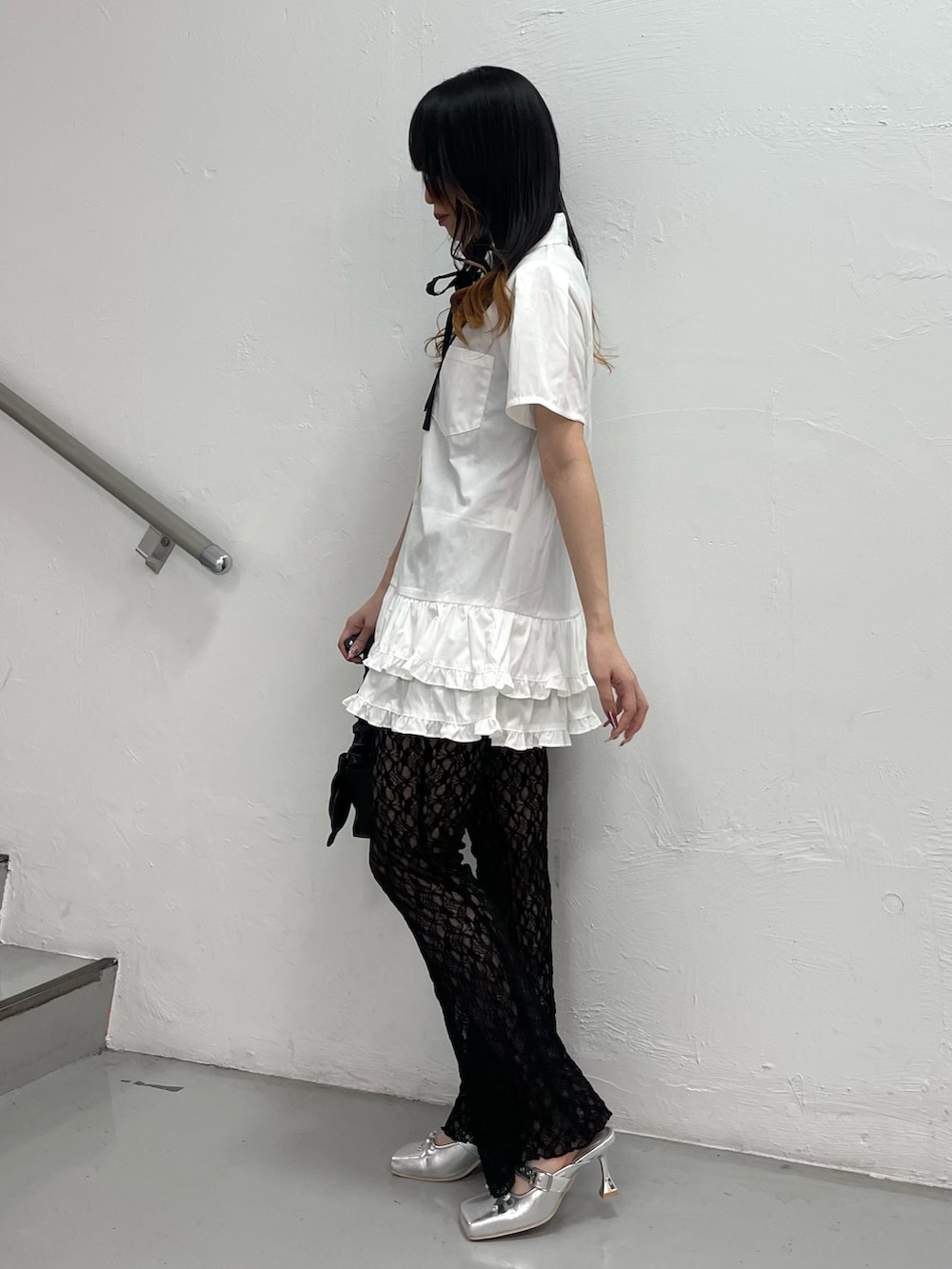 ホワイト系のワンピース、ブラック系のその他パンツ、ブラック系のハンドバッグを着用したレディースの春コーディネートの2枚目の写真