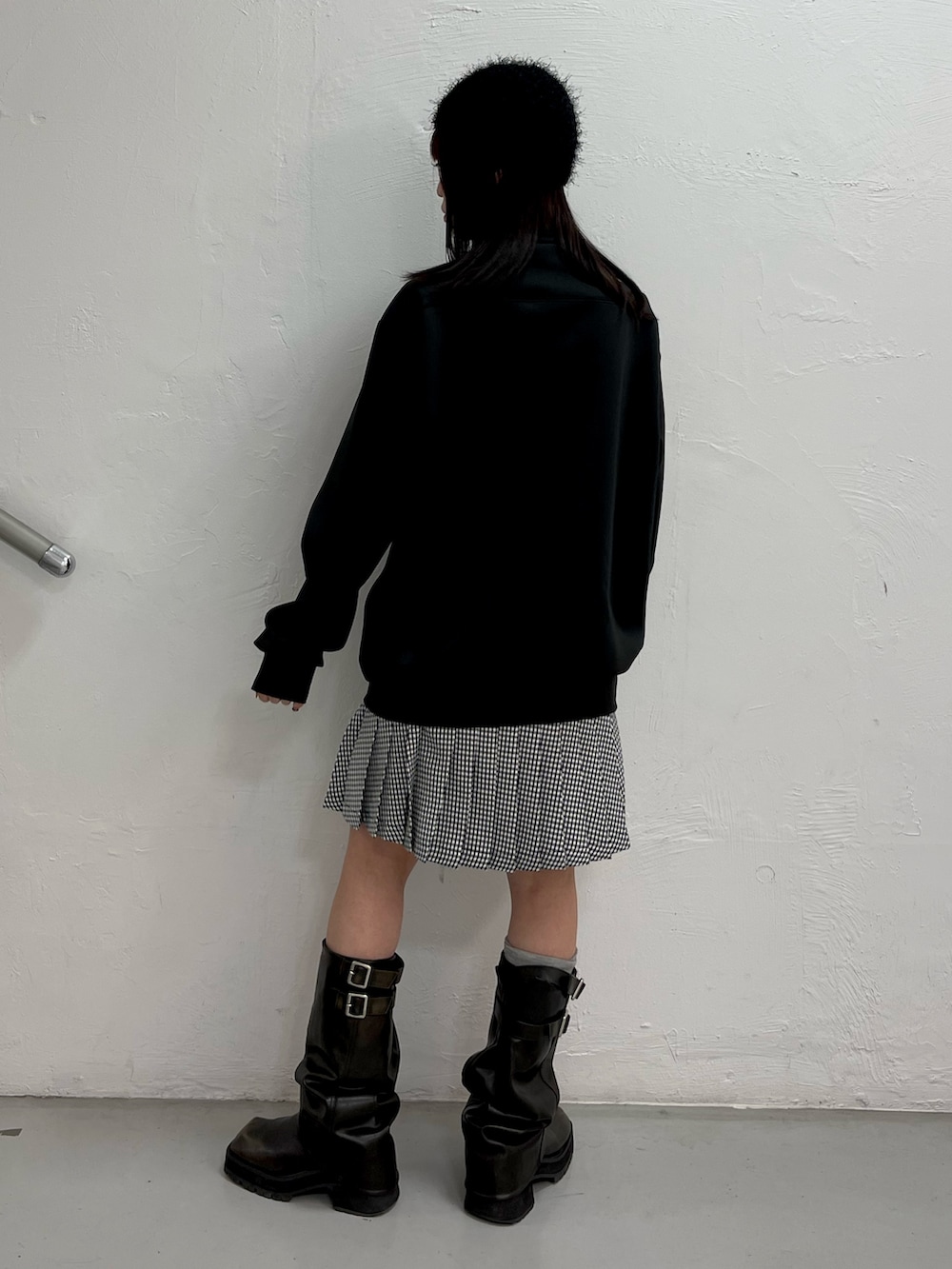 ブラック系のジャージ、その他のスカート、シルバー系のネックレスを着用したレディースの冬コーディネートの4枚目の写真