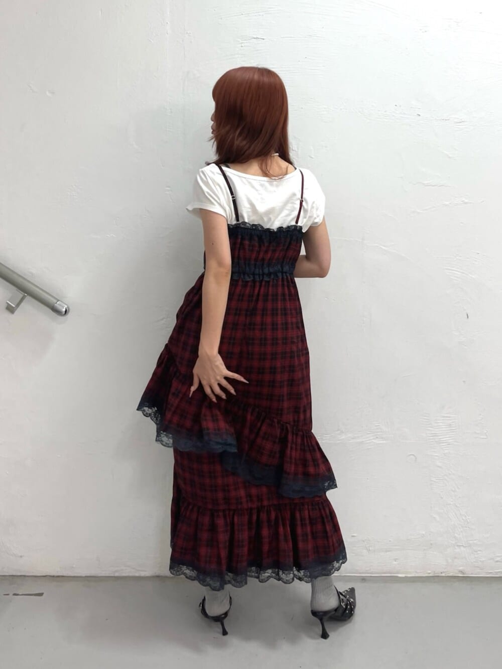 ブラック系のパンプス、ホワイト系のTシャツ/カットソー、レッド系のワンピースを着用したレディースの夏コーディネートの4枚目の写真
