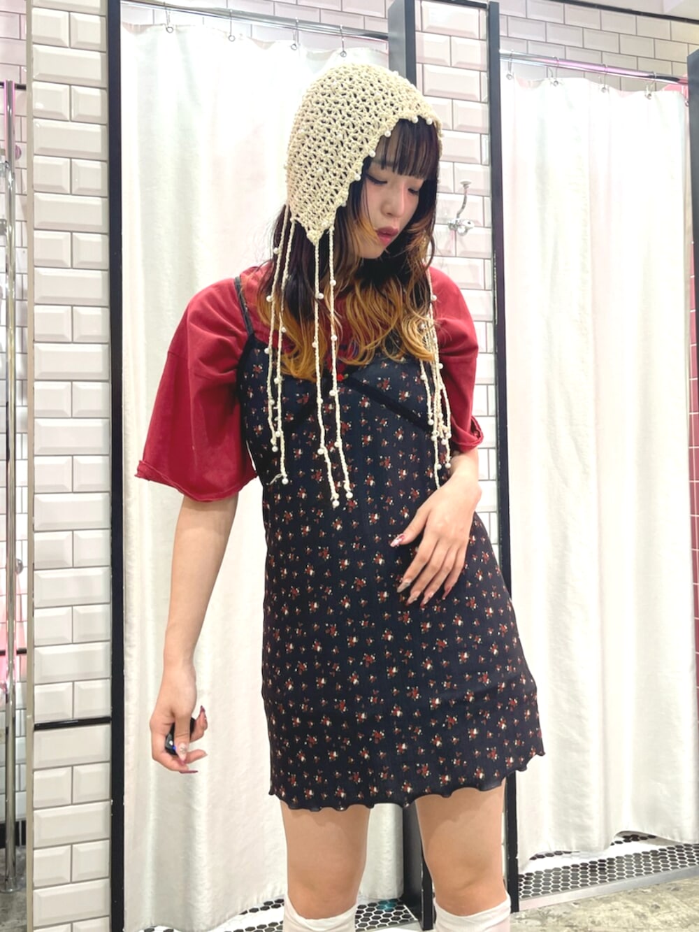 ブラック系のワンピース、レッド系のTシャツ/カットソー、ブラック系のブーツを着用したレディースの春コーディネートの4枚目の写真