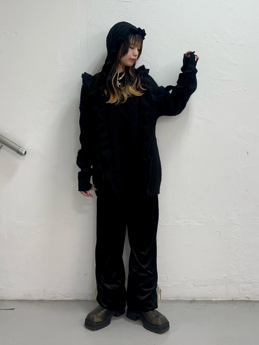 ブラック系のニット/セーター、ブラック系のその他パンツ、ブラック系のニットキャップ/ビーニーを着用したレディースの秋コーディネートの2枚目の写真