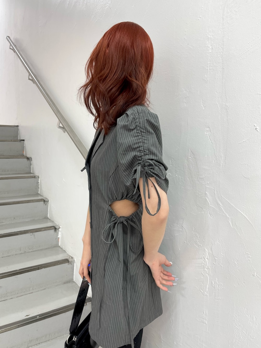 グレー系のワンピース、ブラック系のその他パンツ、ブラック系のハンドバッグを着用したレディースの春コーディネートの6枚目の写真