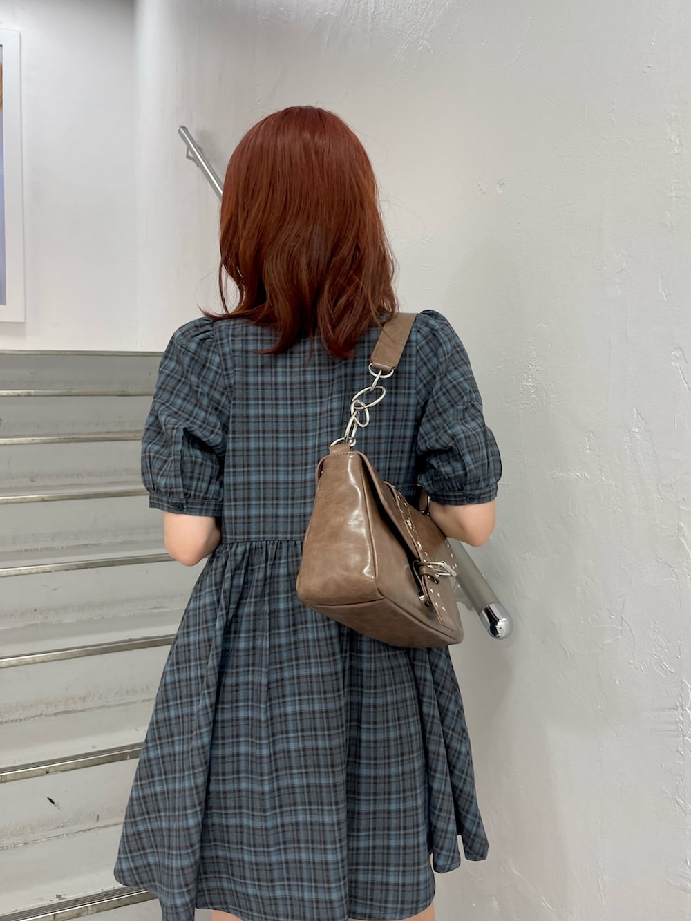 ブルー系のワンピース、ブラック系のブーツ、グレー系のネクタイを着用したレディースの夏コーディネートの7枚目の写真