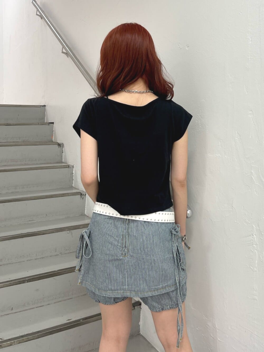 ブラック系のブーツ、ブラック系のTシャツ/カットソー、ブラック系のデニムパンツを着用したレディースの春コーディネートの7枚目の写真