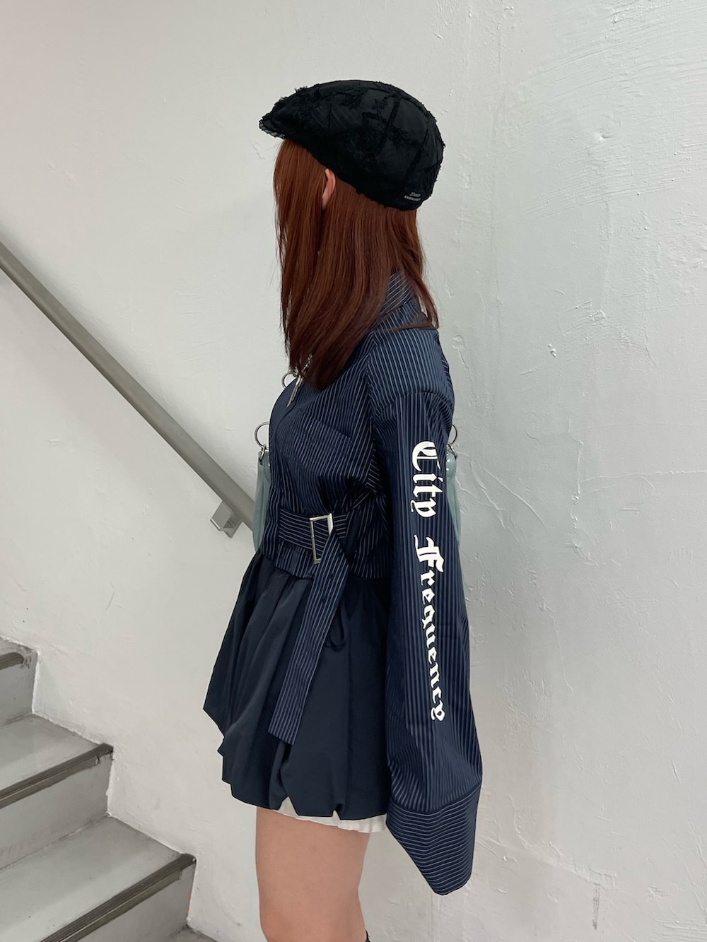 ブルー系のシャツ/ブラウス、ホワイト系のその他パンツ、ブルー系のハンドバッグを着用したレディースの夏コーディネートの6枚目の写真