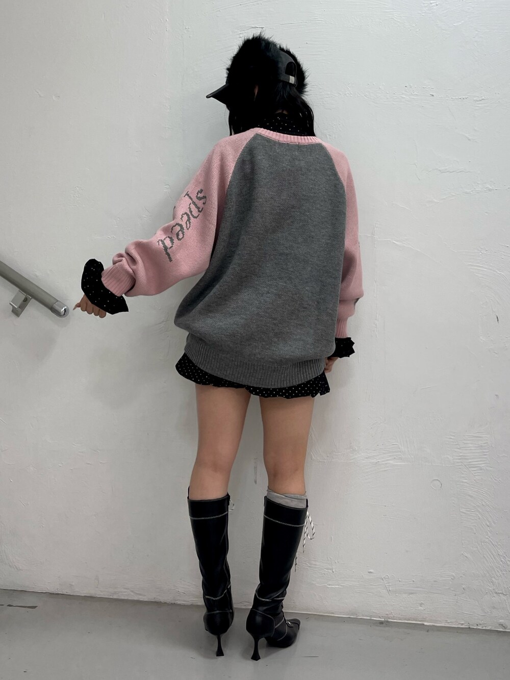 ホワイト系のシャツ/ブラウス、グレー系のニット/セーター、ブラック系のスカートを着用したレディースの秋コーディネートの3枚目の写真