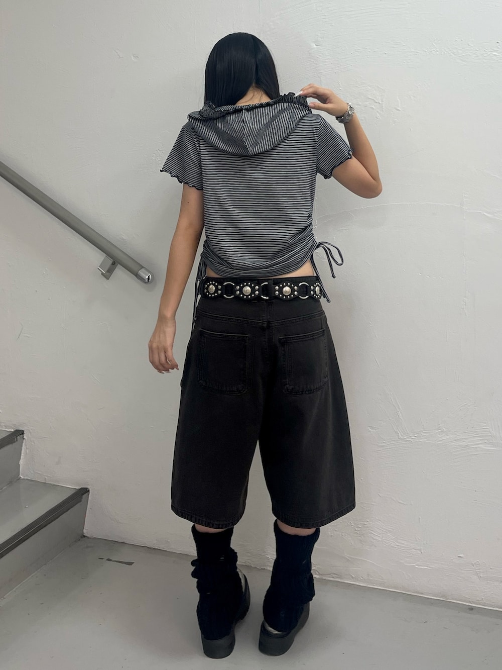 ブルー系のTシャツ/カットソー、ブラック系のデニムパンツ、ブラック系のレッグウォーマーを着用したレディースの夏コーディネートの3枚目の写真