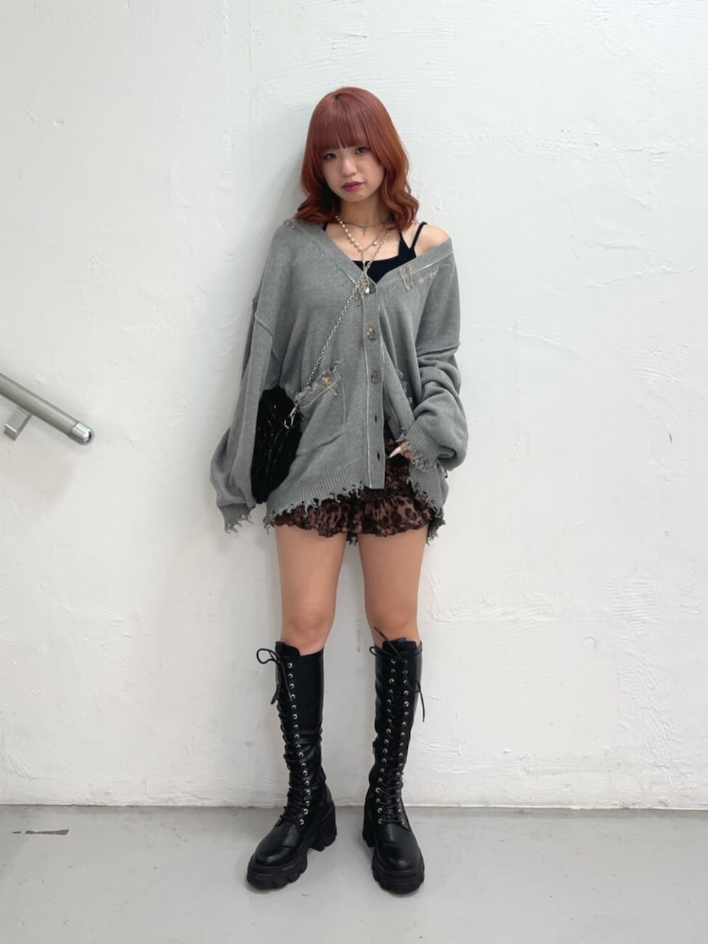 ブラウン系のその他パンツ、ブラック系のブーツ、グレー系のカーディガン/ボレロを着用したレディースの秋コーディネートの2枚目の写真