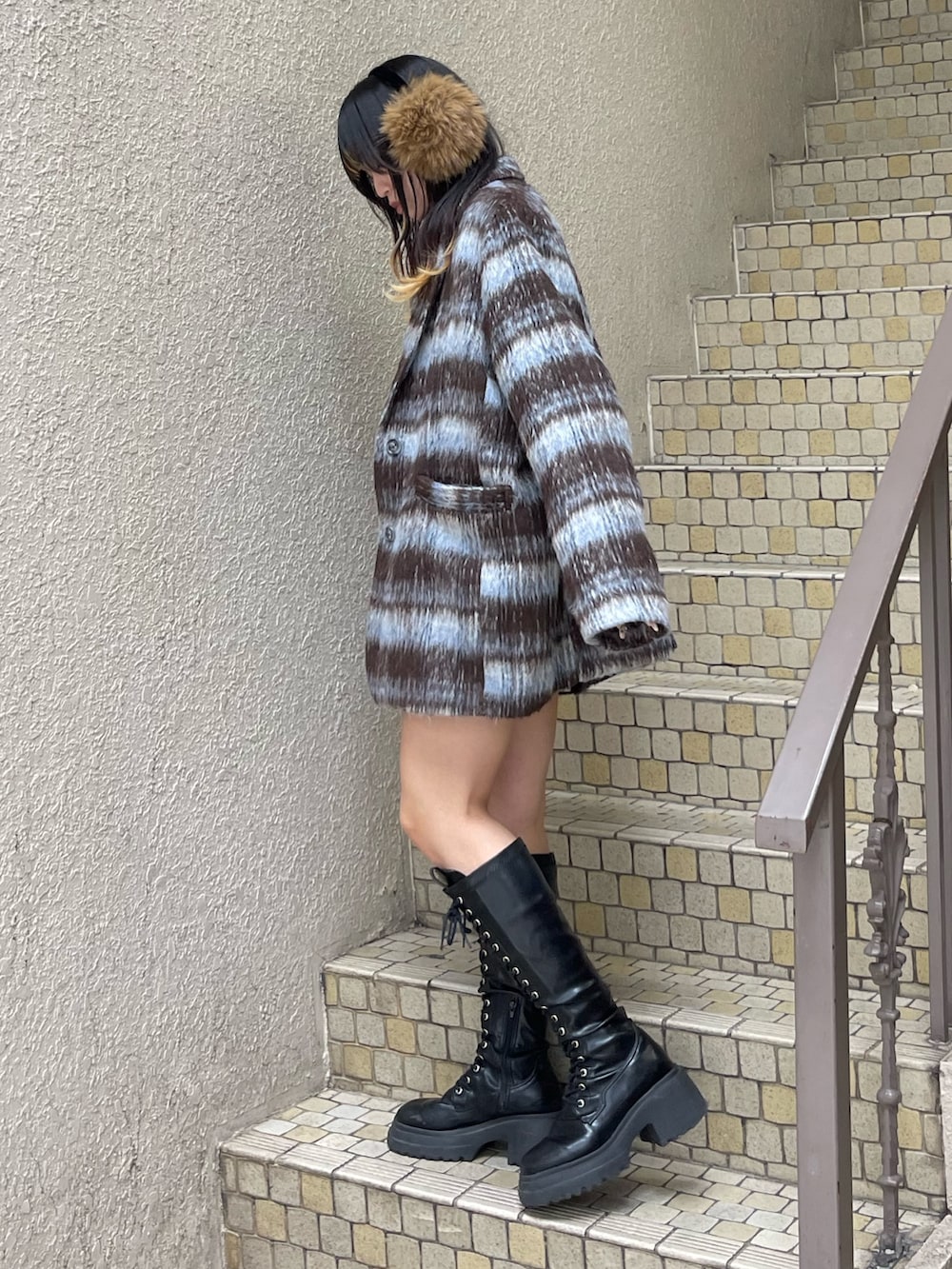 ブルー系のテーラードジャケット、ブラック系のニット/セーター、グレー系のその他パンツを着用したレディースの秋コーディネートの2枚目の写真