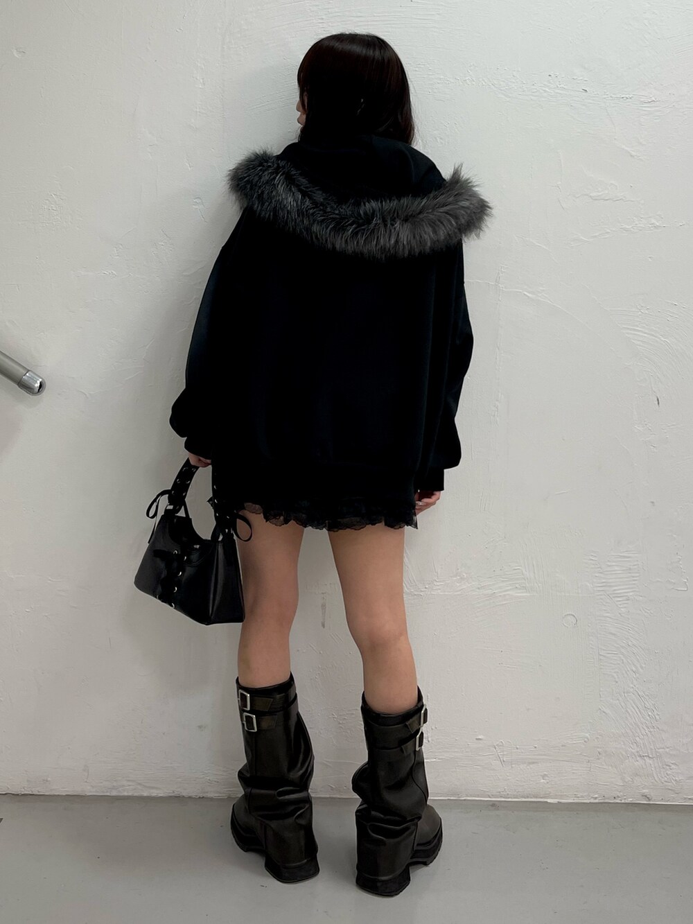 ブラック系のパーカー、その他のニット/セーター、ブラック系のその他パンツを着用したレディースの冬コーディネートの4枚目の写真