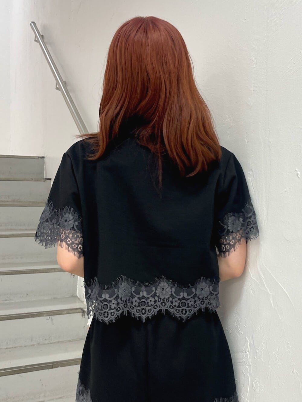 ブルー系のTシャツ/カットソー、ブルー系のその他パンツを着用したレディースの夏コーディネートの7枚目の写真