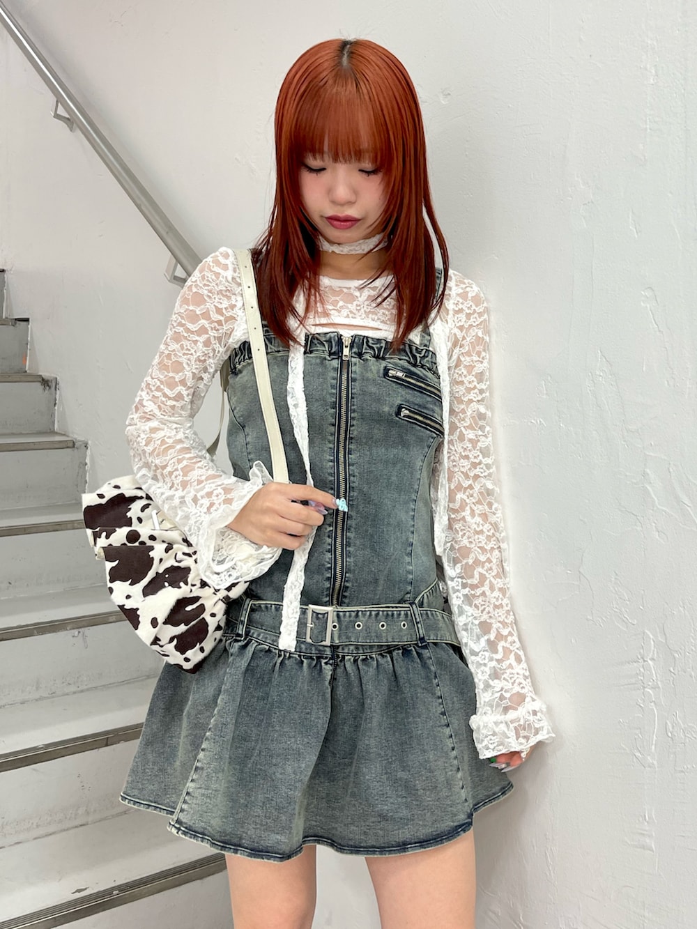 ブルー系のワンピース、ホワイト系のTシャツ/カットソー、ブラック系のブーツを着用したレディースの春コーディネートの5枚目の写真