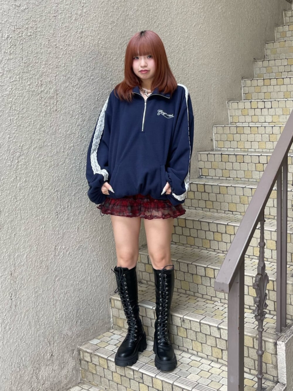 レッド系のその他パンツ、ブルー系のTシャツ/カットソー、ブラック系のブーツを着用したレディースの夏コーディネートの2枚目の写真
