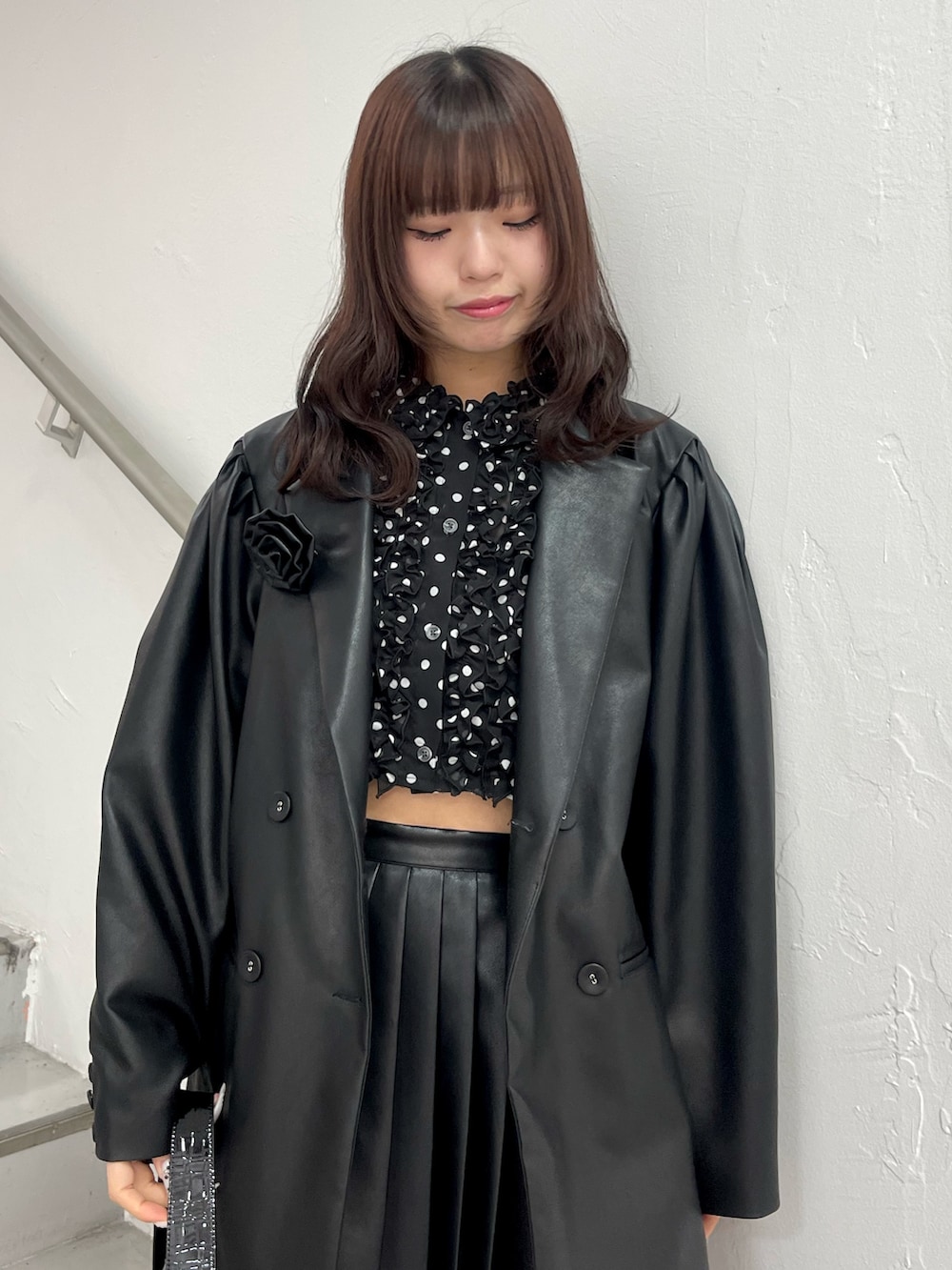 ブラック系のシャツ/ブラウス、ブラック系のスカート、ブラック系のテーラードジャケットを着用したレディースの春コーディネートの5枚目の写真