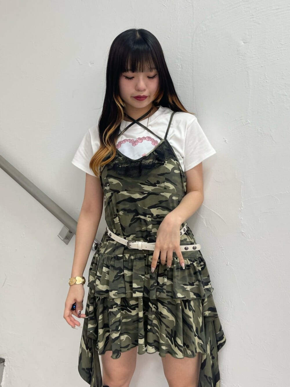 ブラック系のブーツ、グリーン系のワンピース、ホワイト系のTシャツ/カットソーを着用したレディースの夏コーディネートの4枚目の写真