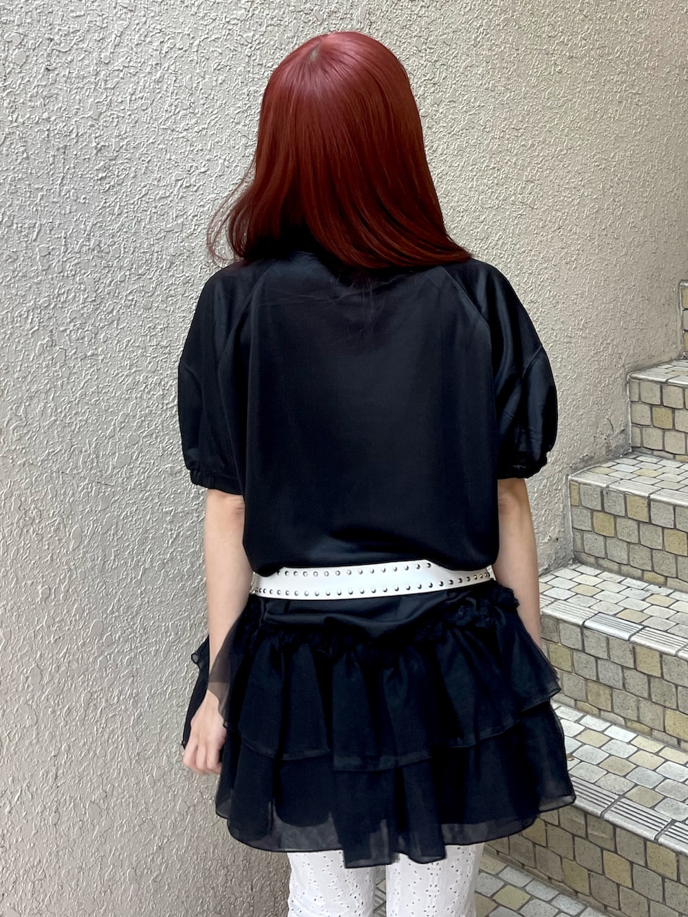 ホワイト系のワンピース、ホワイト系のその他パンツ、ブラック系のパンプスを着用したレディースの春コーディネートの7枚目の写真