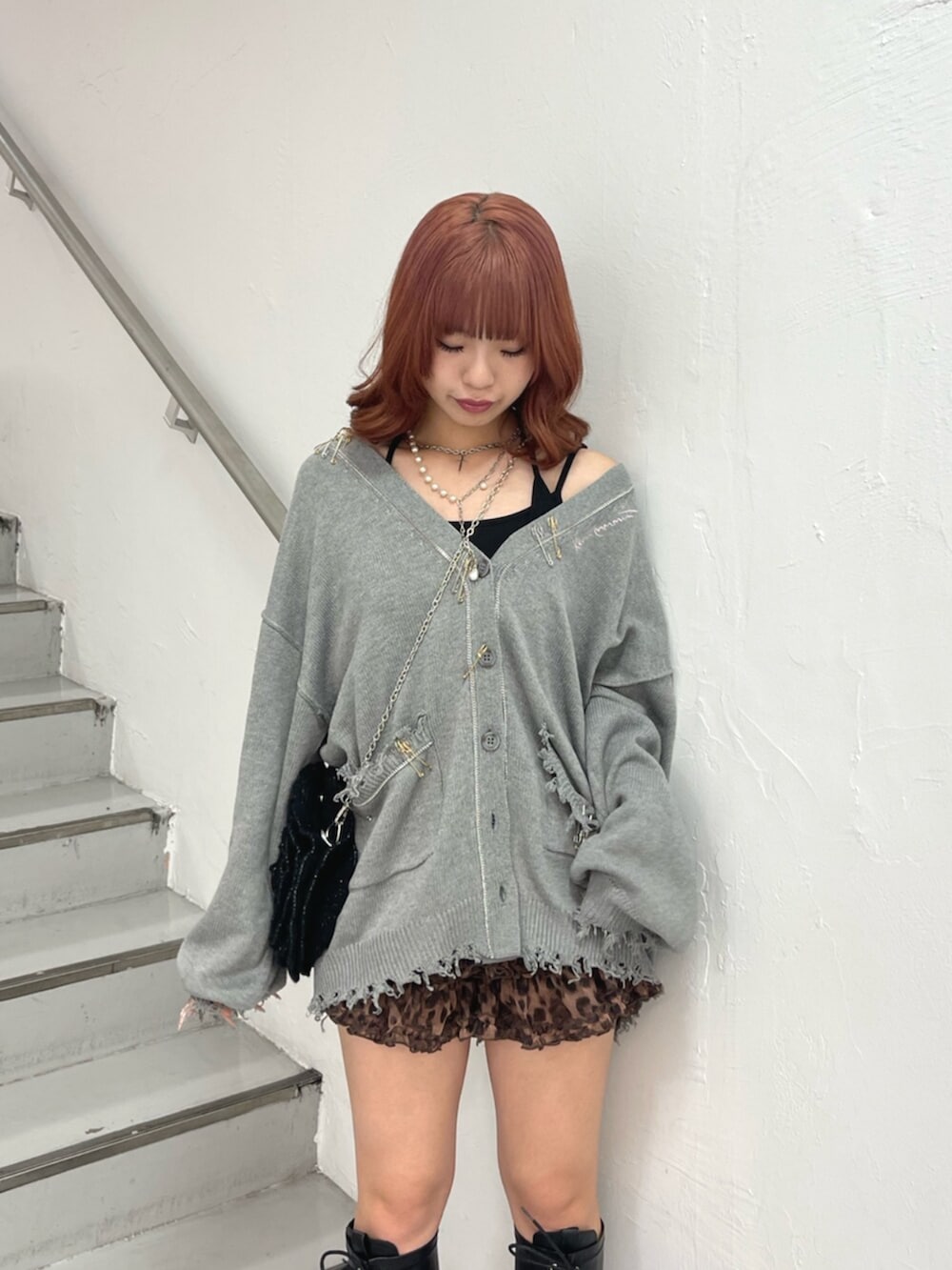 ブラウン系のその他パンツ、ブラック系のブーツ、グレー系のカーディガン/ボレロを着用したレディースの秋コーディネートの5枚目の写真