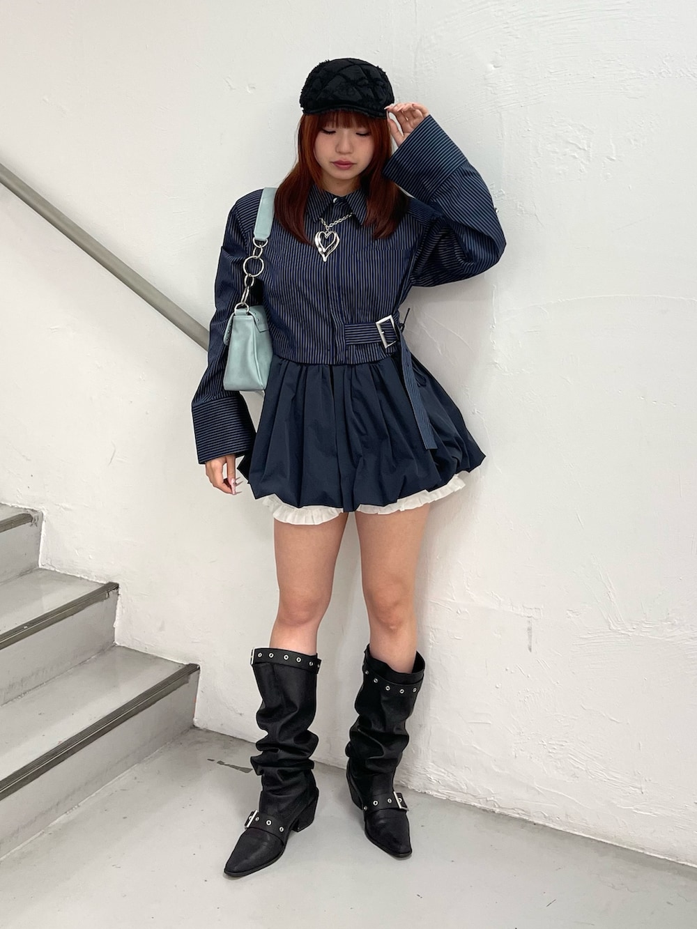 ブルー系のシャツ/ブラウス、ホワイト系のその他パンツ、ブルー系のハンドバッグを着用したレディースの夏コーディネートの2枚目の写真