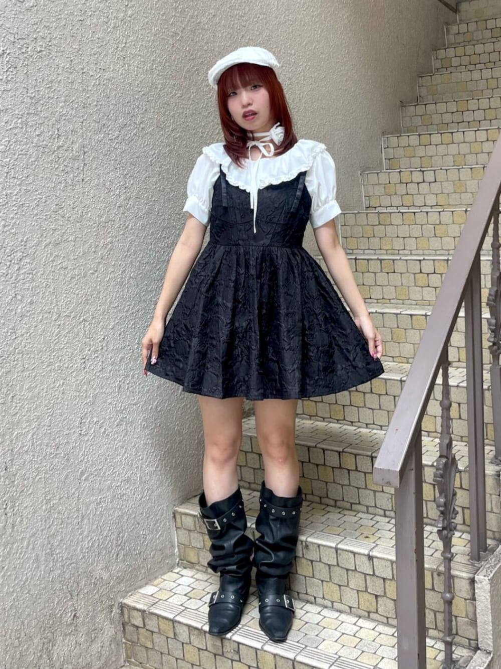ブラック系のブーツ、ブラック系のワンピース、ホワイト系のシャツ/ブラウスを着用したレディースの夏コーディネートの2枚目の写真