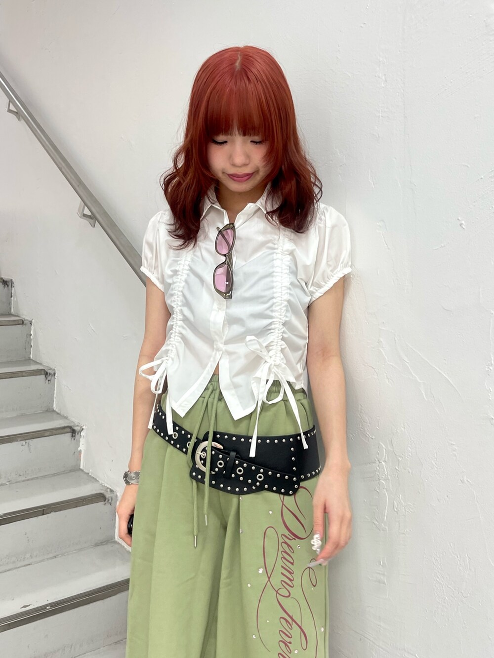 ホワイト系のシャツ/ブラウス、グリーン系のその他パンツ、ブラック系のブーツを着用したレディースの春コーディネートの5枚目の写真