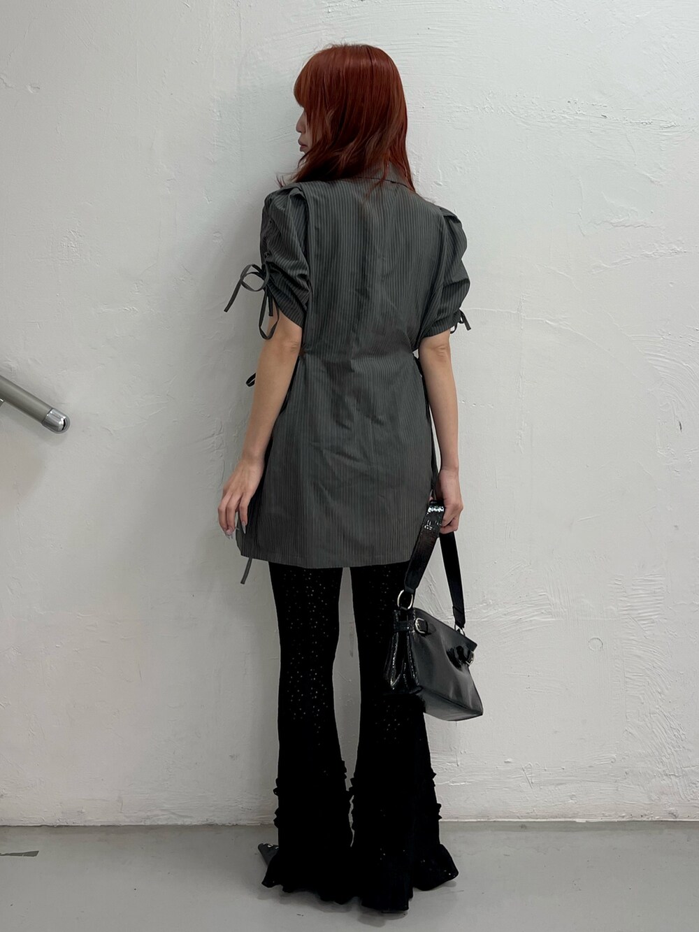 グレー系のワンピース、ブラック系のその他パンツ、ブラック系のハンドバッグを着用したレディースの春コーディネートの4枚目の写真