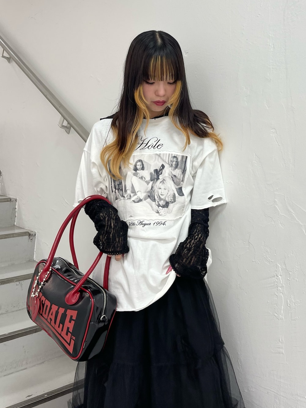 ホワイト系のTシャツ/カットソー、ブラック系のTシャツ/カットソー、ブラック系のスカートを着用したレディースの夏コーディネートの4枚目の写真