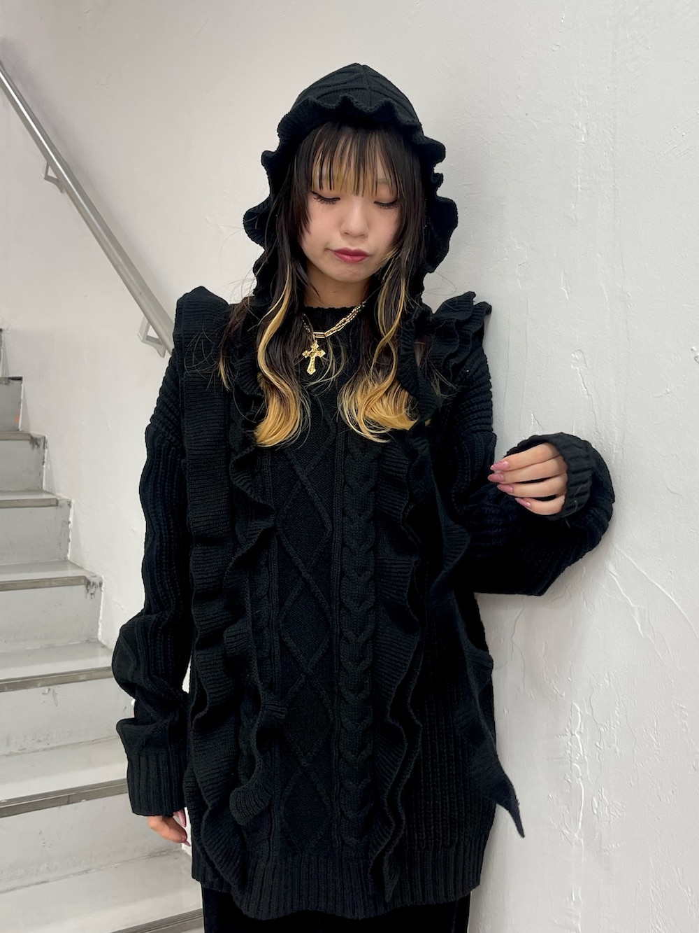 ブラック系のニット/セーター、ブラック系のその他パンツ、ブラック系のニットキャップ/ビーニーを着用したレディースの秋コーディネートの5枚目の写真