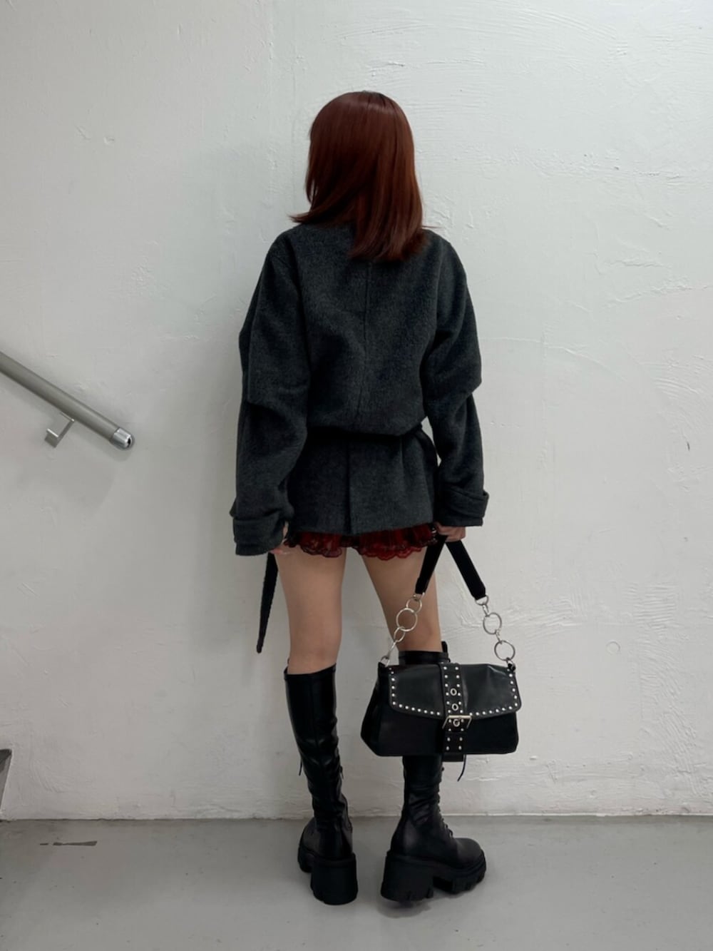 レッド系のその他パンツ、グレー系のその他アウター、ブラック系のハンドバッグを着用したレディースの夏コーディネートの4枚目の写真