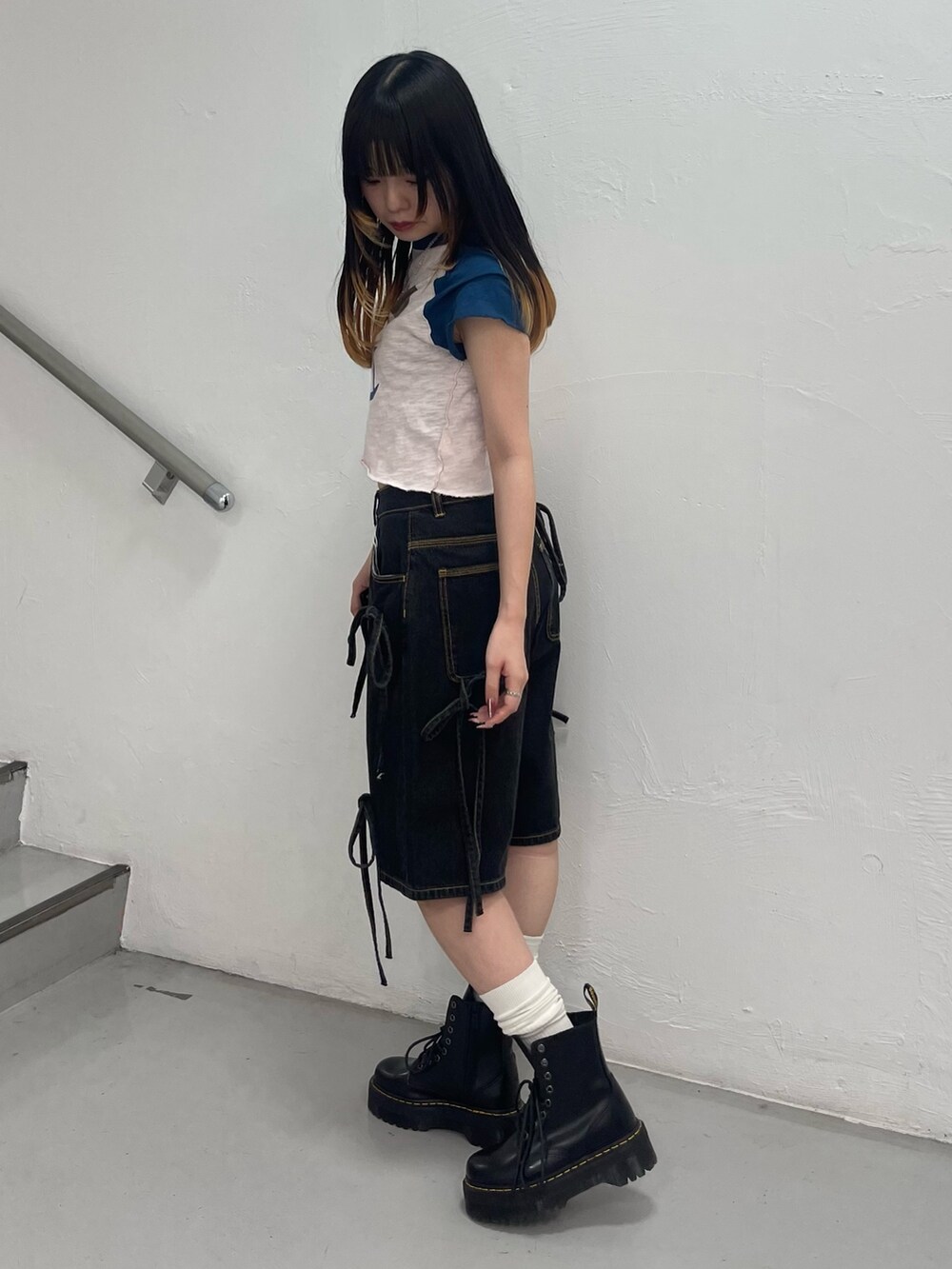 ブラック系のデニムパンツ、ピンク系のTシャツ/カットソー、ブラック系のシャツ/ブラウスを着用したレディースの春コーディネートの5枚目の写真