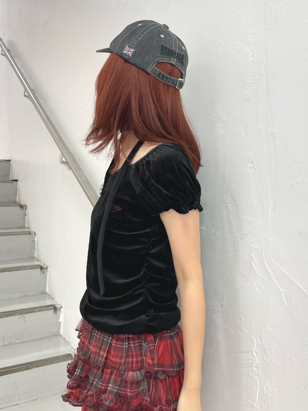 レッド系のその他パンツ、ブラック系のブーツ、ブラック系のTシャツ/カットソーを着用したレディースの夏コーディネートの6枚目の写真