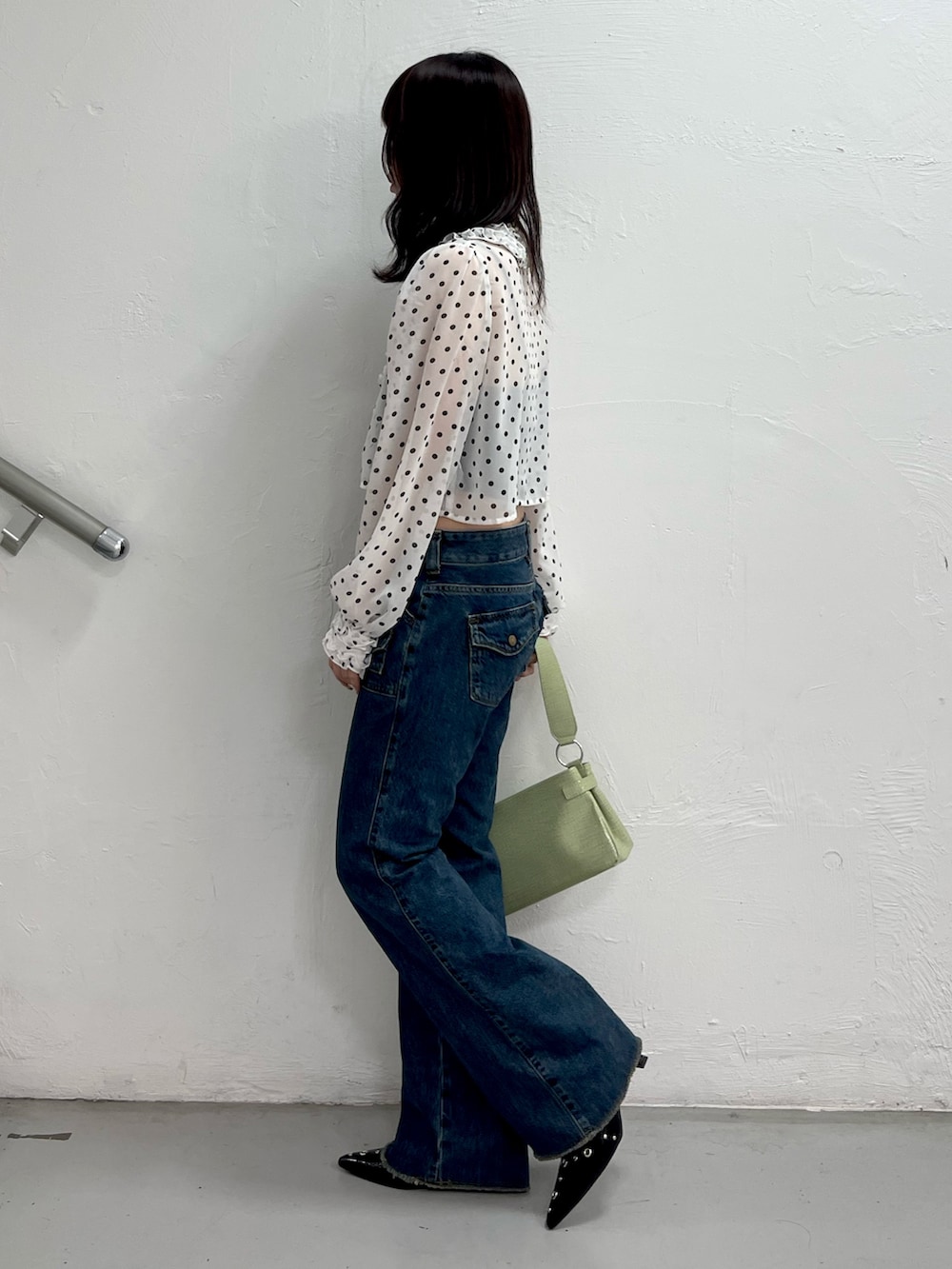 ホワイト系のシャツ/ブラウス、ブルー系のデニムパンツ、グリーン系のハンドバッグを着用したレディースの春コーディネートの3枚目の写真
