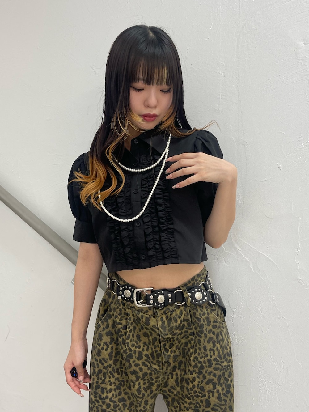 ブラウン系のその他パンツ、ブラック系のシャツ/ブラウス、ブラック系のパンプスを着用したレディースの夏コーディネートの4枚目の写真