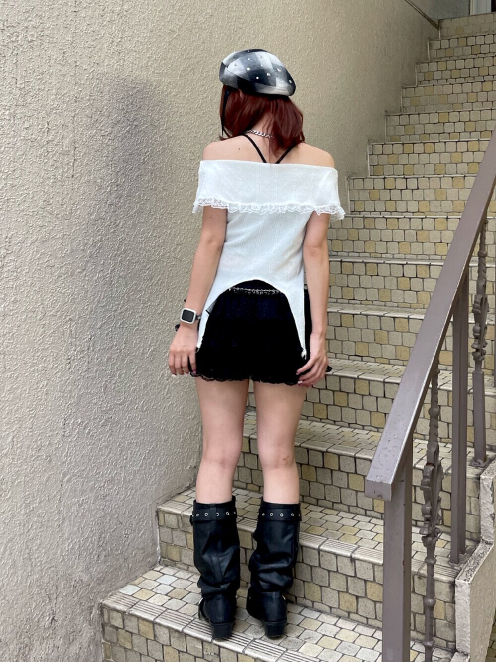ブラック系のその他パンツ、ブラック系のブーツ、ホワイト系のTシャツ/カットソーを着用したレディースの夏コーディネートの4枚目の写真