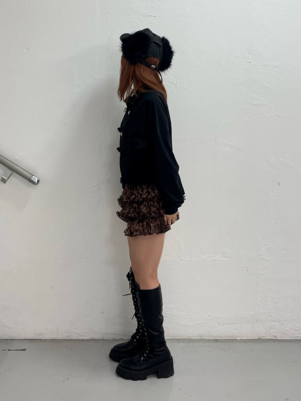 ブラウン系のその他パンツ、ブラック系のブーツ、ブラック系のその他アウターを着用したレディースの秋コーディネートの3枚目の写真